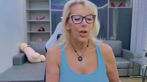 Snapshot of fitcougarcb chatting on March 20, 3:06 pm Bianca online show from March 20, 3:06 pm