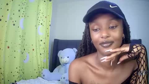 Snapshot of flirtyy_sheery chatting on October 9, 6:33 am sheery online show from October 9, 6:33 am