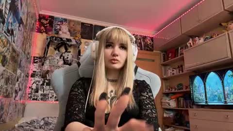 Snapshot of flossielinks chatting on June 19, 7:12 am Alice online show from June 19, 7:12 am