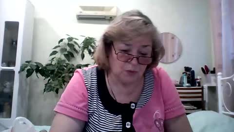 Snapshot of flowerlover8 chatting on February 1, 6:21 am Flowerlower online show from February 1, 6:21 am