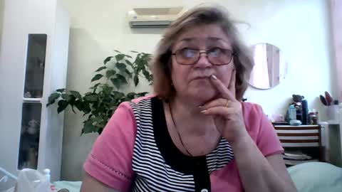 Snapshot of flowerlover8 chatting on February 1, 9:21 am Flowerlower online show from February 1, 9:21 am