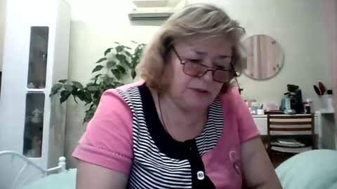 Snapshot of flowerlover8 chatting on February 1, 6:51 pm Flowerlower online show from February 1, 6:51 pm