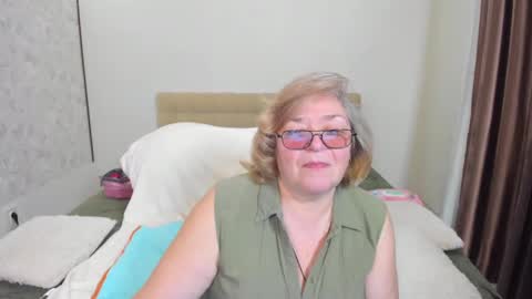 Snapshot of flowerlover8 chatting on February 3, 6:24 am Flowerlower online show from February 3, 6:24 am
