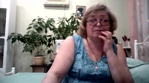 Snapshot of flowerlover8 chatting on February 3, 2:45 pm Flowerlower online show from February 3, 2:45 pm