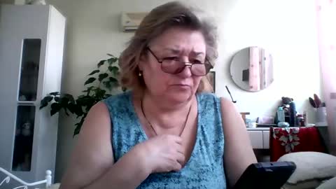 Snapshot of flowerlover8 chatting on February 4, 7:18 am Flowerlower online show from February 4, 7:18 am