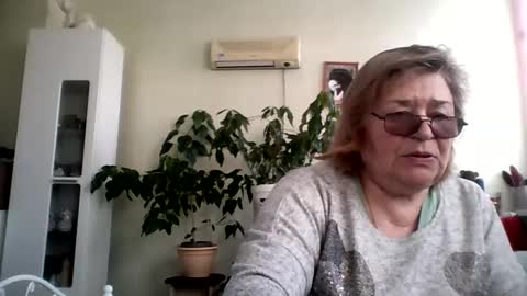 Snapshot of flowerlover8 chatting on February 5, 10:51 am Flowerlower online show from February 5, 10:51 am