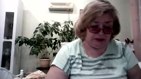 Snapshot of flowerlover8 chatting on February 7, 5:40 pm Flowerlower online show from February 7, 5:40 pm