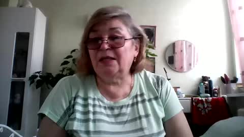 Snapshot of flowerlover8 chatting on February 8, 9:24 am Flowerlower online show from February 8, 9:24 am