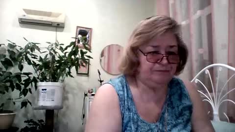 Snapshot of flowerlover8 chatting on February 9, 4:04 am Flowerlower online show from February 9, 4:04 am