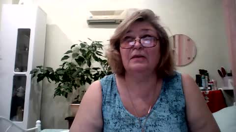 Snapshot of flowerlover8 chatting on February 11, 4:56 pm Flowerlower online show from February 11, 4:56 pm