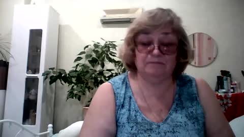 Snapshot of flowerlover8 chatting on February 11, 7:59 pm Flowerlower online show from February 11, 7:59 pm