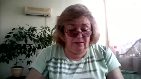Snapshot of flowerlover8 chatting on February 12, 9:52 am Flowerlower online show from February 12, 9:52 am