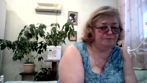 Snapshot of flowerlover8 chatting on February 14, 2:54 pm Flowerlower online show from February 14, 2:54 pm