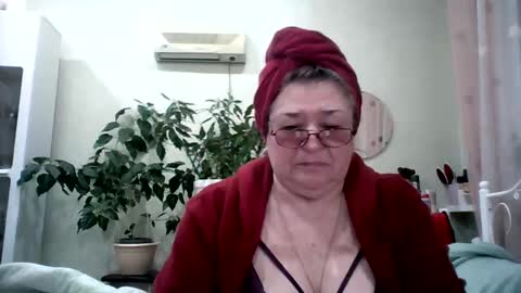 Snapshot of flowerlover8 chatting on February 16, 2:31 am Flowerlower online show from February 16, 2:31 am