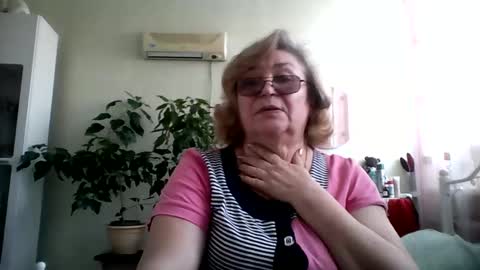 Snapshot of flowerlover8 chatting on February 16, 8:43 am Flowerlower online show from February 16, 8:43 am