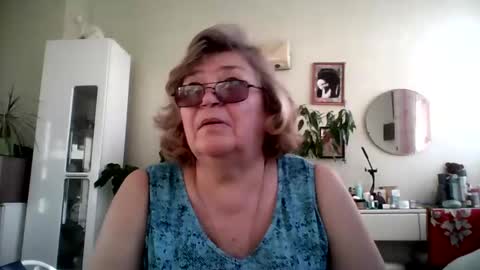Snapshot of flowerlover8 chatting on February 19, 1:28 pm Flowerlower online show from February 19, 1:28 pm