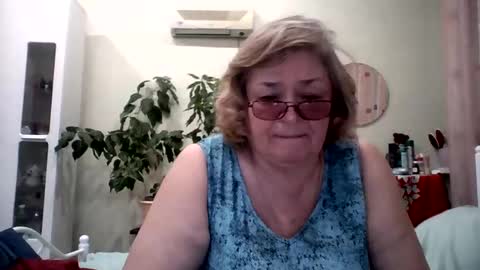 Snapshot of flowerlover8 chatting on February 19, 5:38 pm Flowerlower online show from February 19, 5:38 pm