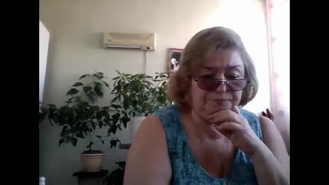 Snapshot of flowerlover8 chatting on February 20, 8:17 am Flowerlower online show from February 20, 8:17 am
