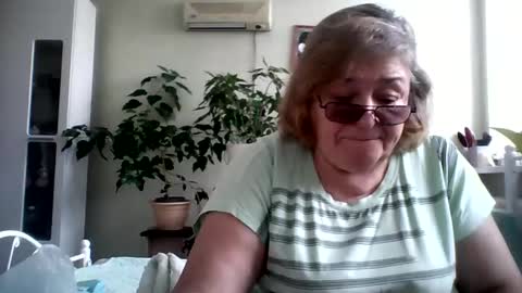 Snapshot of flowerlover8 chatting on February 25, 12:55 pm Flowerlower online show from February 25, 12:55 pm