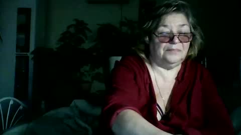 Snapshot of flowerlover8 chatting on February 27, 12:32 am Flowerlower online show from February 27, 12:32 am