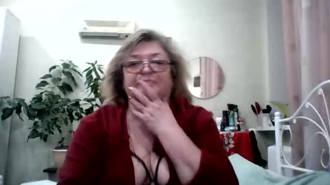 Snapshot of flowerlover8 chatting on March 1, 3:32 am Flowerlower online show from March 1, 3:32 am