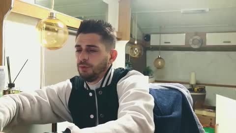 independent model online show from March 29, 4:51 pm