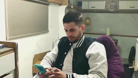 independent model online show from April 2, 5:10 pm