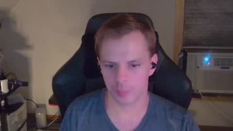 Snapshot of forever_broken chatting on October 3, 5:04 am forever_broken online show from October 3, 5:04 am