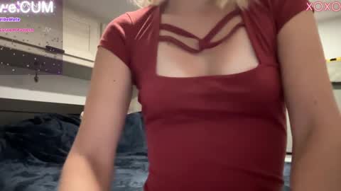 Snapshot of foreverkinkyy chatting on December 3, 1:52 am Elaine online show from December 3, 1:52 am