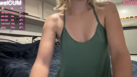 Snapshot of foreverkinkyy chatting on December 12, 1:32 am Elaine online show from December 12, 1:32 am