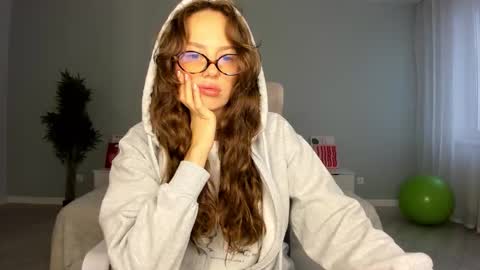 Snapshot of fox_beauty chatting on September 15, 12:32 am Kira online show from September 15, 12:32 am
