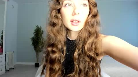 Snapshot of fox_beauty chatting on September 25, 2:26 am Kira online show from September 25, 2:26 am