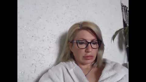 fox_red_lady7 online show from May 5, 8:44 am