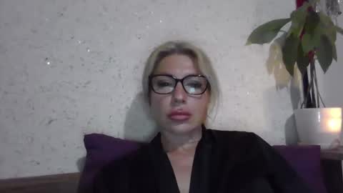 fox_red_lady7 online show from May 10, 9:20 pm