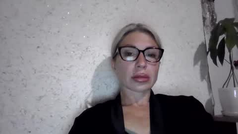 fox_red_lady7 online show from May 31, 7:15 pm