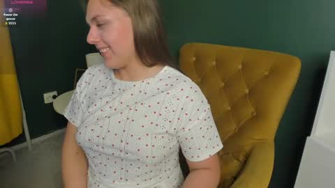 Snapshot of foxy__vibe chatting on April 6, 4:46 am April online show from April 6, 4:46 am