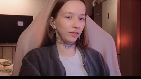 fran_bow online show from February 22, 8:07 pm