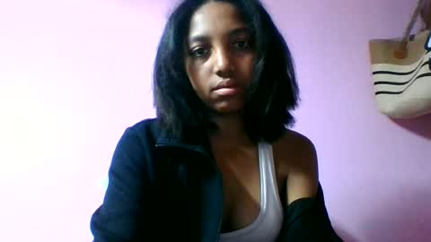 Snapshot of francia333068 chatting on June 22, 5:32 pm francia333068 online show from June 22, 5:32 pm