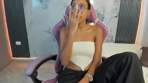 Snapshot of francis_leams chatting on July 1, 7:24 pm Laura online show from July 1, 7:24 pm