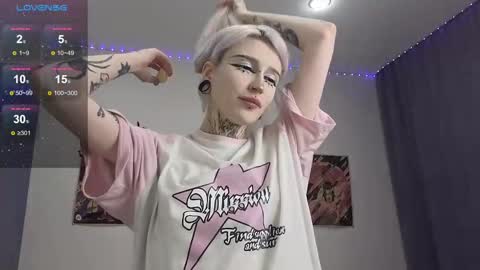 Snapshot of fraulein_mooon chatting on December 7, 8:22 am Asya UwU online show from December 7, 8:22 am