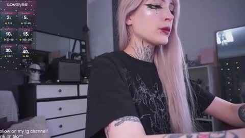 Snapshot of fraulein_mooon chatting on September 18, 7:38 pm Asya UwU online show from September 18, 7:38 pm