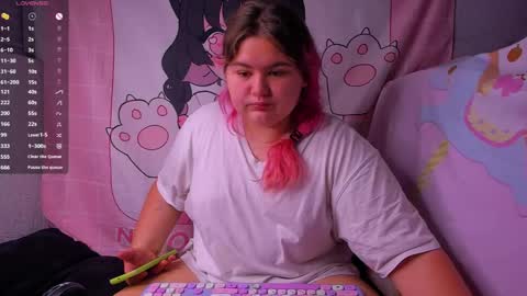 Snapshot of freakcute_friends chatting on December 9, 1:45 pm Alice online show from December 9, 1:45 pm