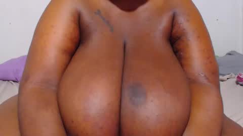 Snapshot of freakyboobsxx chatting on January 4, 5:48 am Kimmy online show from January 4, 5:48 am