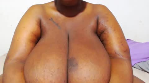 Snapshot of freakyboobsxx chatting on January 6, 5:19 am Kimmy online show from January 6, 5:19 am