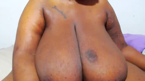 Snapshot of freakyboobsxx chatting on January 7, 3:35 am Kimmy online show from January 7, 3:35 am