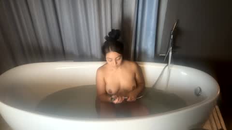 Snapshot of freesoulmovement chatting on December 19, 4:13 am jasmineandaladin69 online show from December 19, 4:13 am