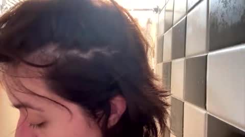 Snapshot of freethebirdclouds chatting on September 10, 6:35 am freethebirdclouds online show from September 10, 6:35 am