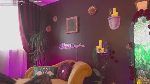 Snapshot of french_devotion chatting on March 25, 2:45 pm Louise or Lou 3 online show from March 25, 2:45 pm
