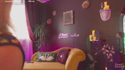 Snapshot of french_devotion chatting on March 26, 11:38 am Louise or Lou 3 online show from March 26, 11:38 am
