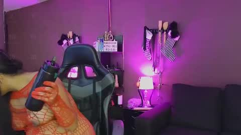Snapshot of freya_aspen chatting on December 3, 8:50 pm online show from December 3, 8:50 pm